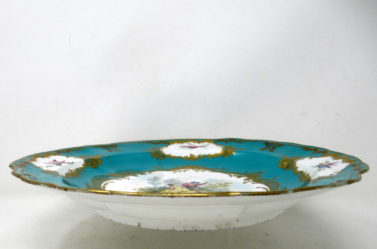 XIXe siècle Centre de table en porcelaine de Sèvres ancienne, bleu céleste et dorée, 19C en vente