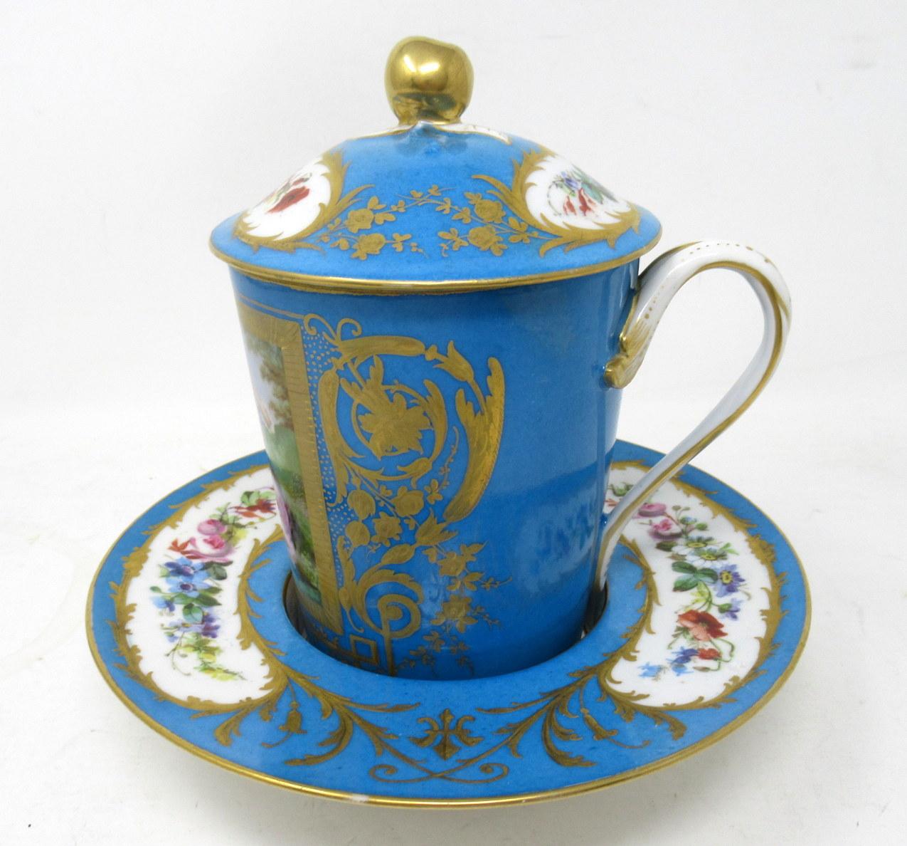Superbe tasse à chocolat à couvercle en porcelaine de Sèvres, décorée à la main en bleu Céleste, de qualité musée, complète avec son dessous de plat d'origine et son couvercle en forme de dôme avec une pomme feuillue, fabriquée durant la dernière