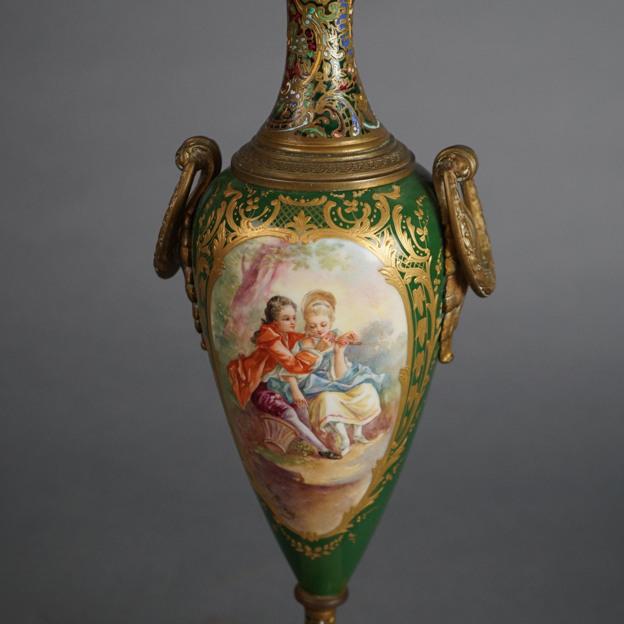Antigua Urna de Porcelana Esmaltada Sevrés Francesa con Escena de Género, Monturas de Ormolu y Base de Mármol C1890

Medidas - 18,75 