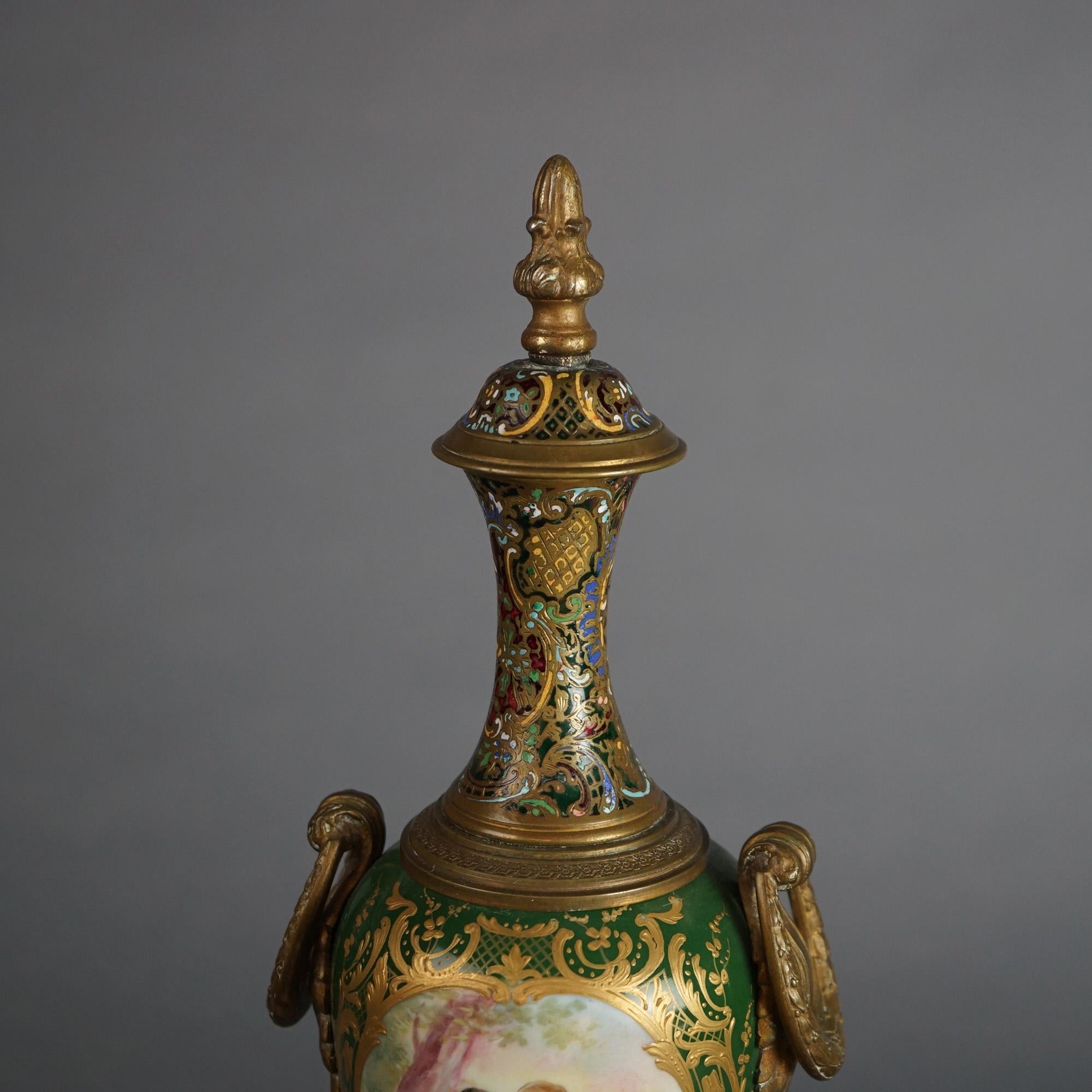 Antique French Sevrés Porcelana y Retrato Esmaltado Urna con Base de Mármol c1890 en Bueno Estado en Big Flats, NY