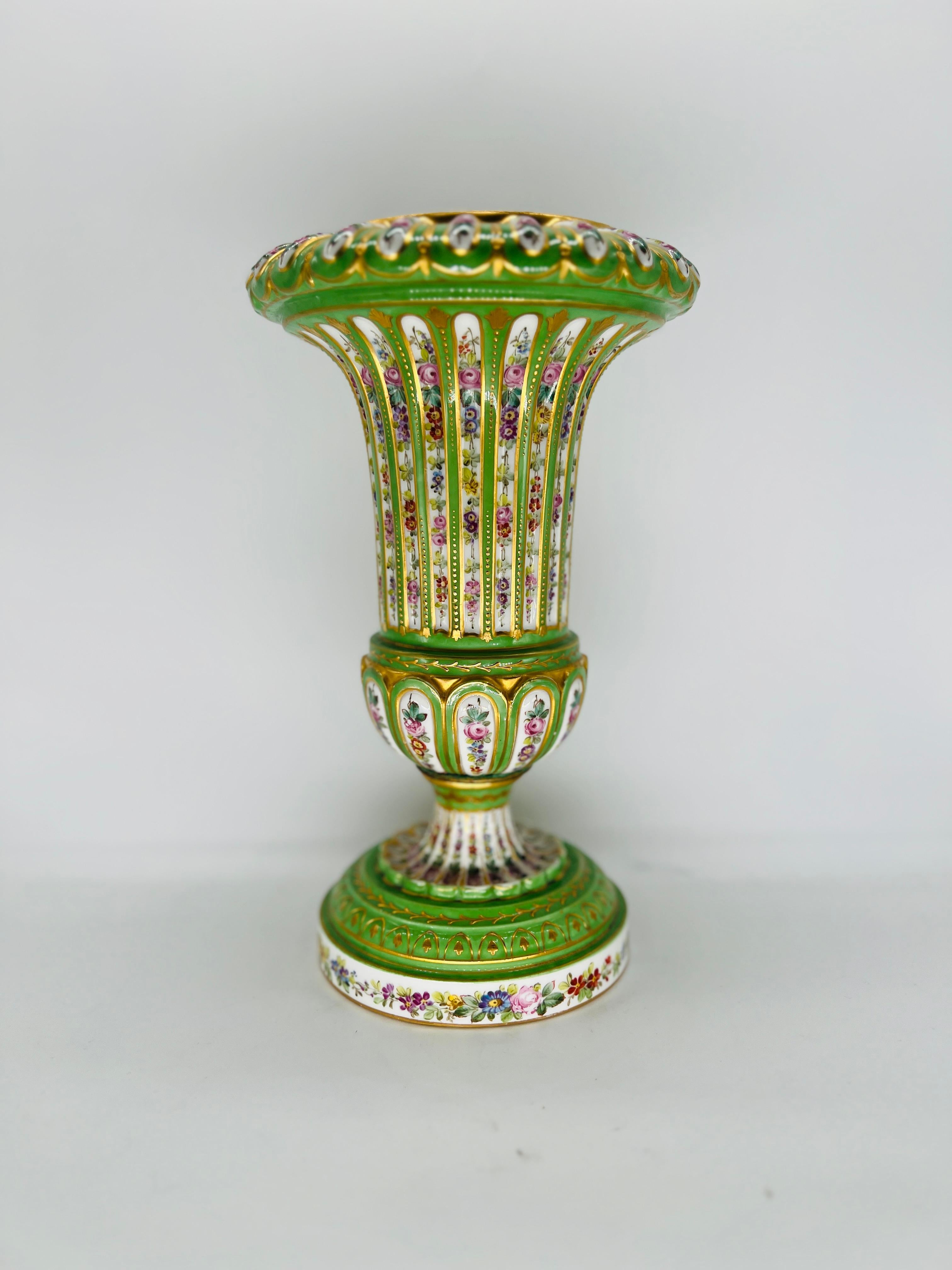 Antike französische, geblümte Emaille-Vase aus Sevres-Porzellan mit Dekoration, um 1770 im Angebot 4