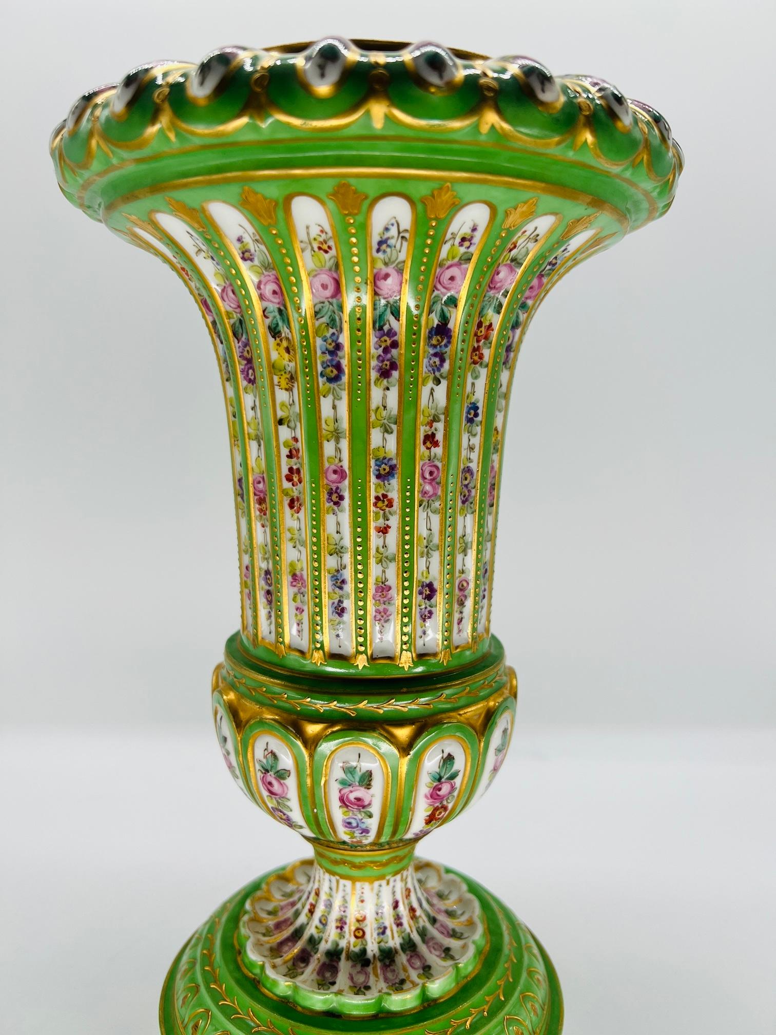 Louis XV Vase ancien en porcelaine de Sèvres décorée d'émaux floraux C.I.C. 1770 en vente