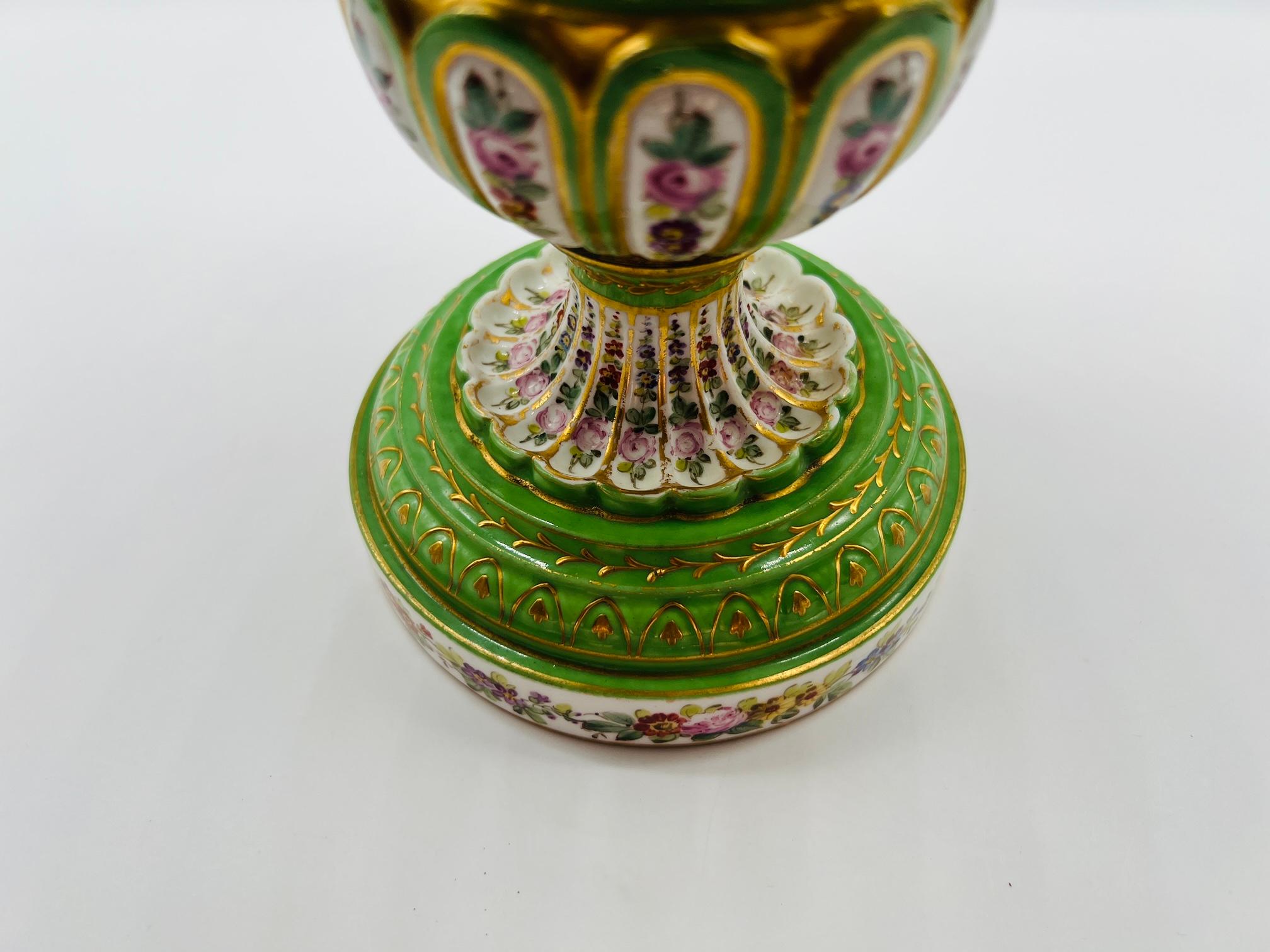 Antike französische, geblümte Emaille-Vase aus Sevres-Porzellan mit Dekoration, um 1770 im Zustand „Gut“ im Angebot in Atlanta, GA