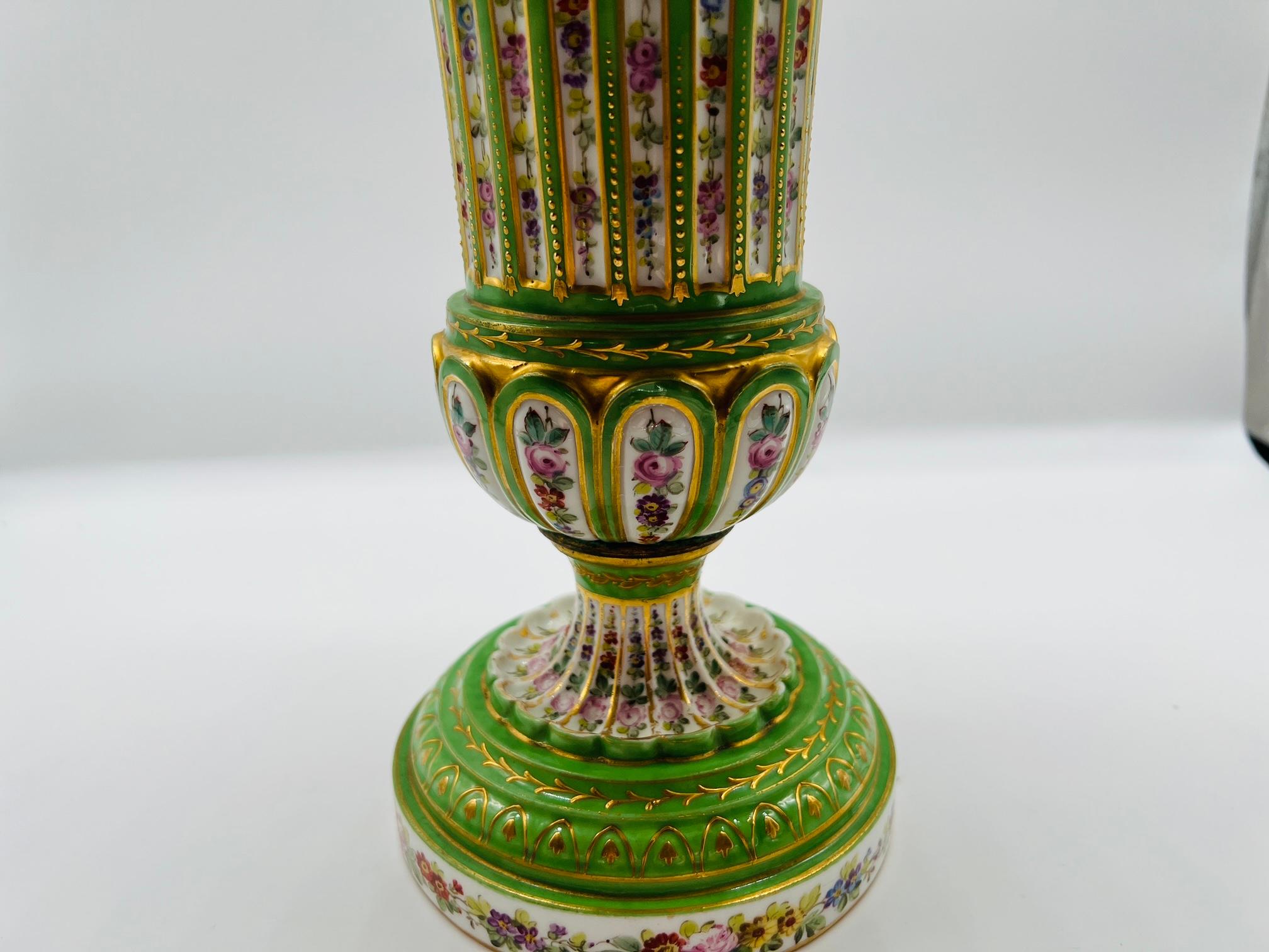 Antike französische, geblümte Emaille-Vase aus Sevres-Porzellan mit Dekoration, um 1770 (18. Jahrhundert und früher) im Angebot