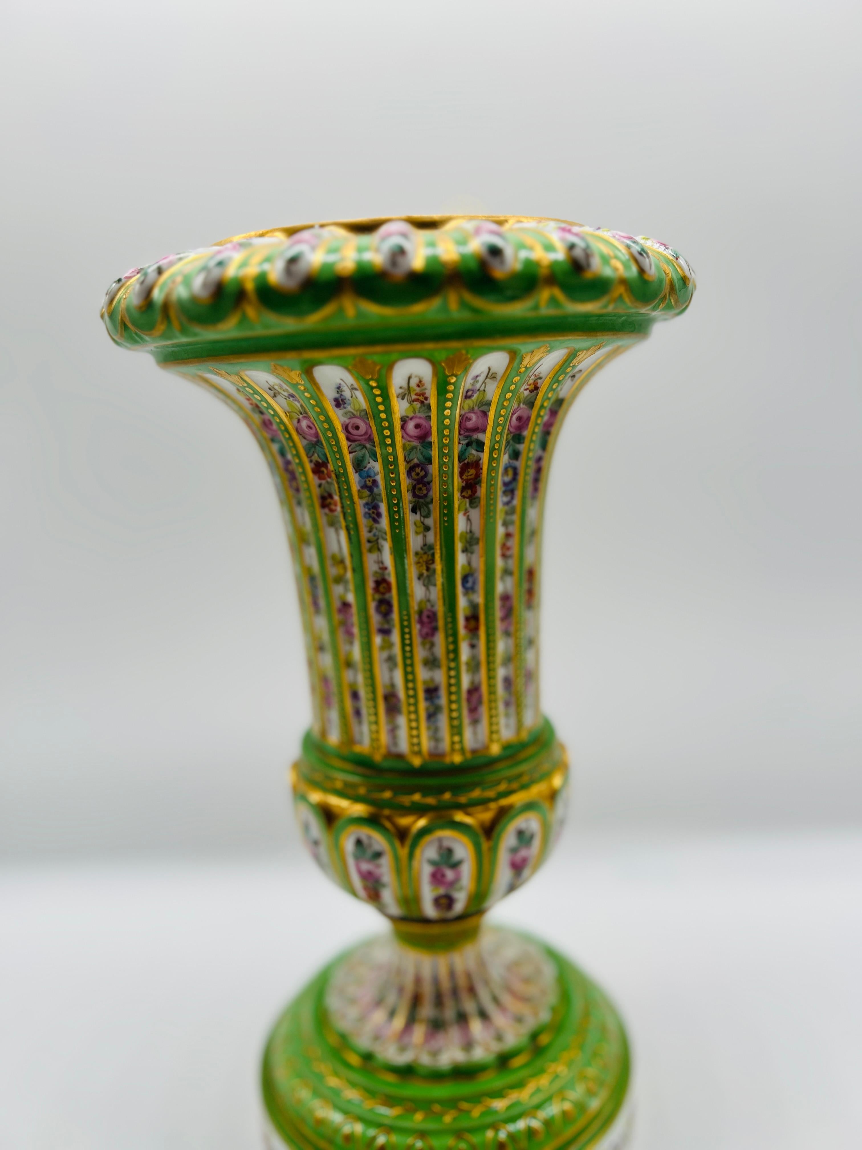 Émail Vase ancien en porcelaine de Sèvres décorée d'émaux floraux C.I.C. 1770 en vente