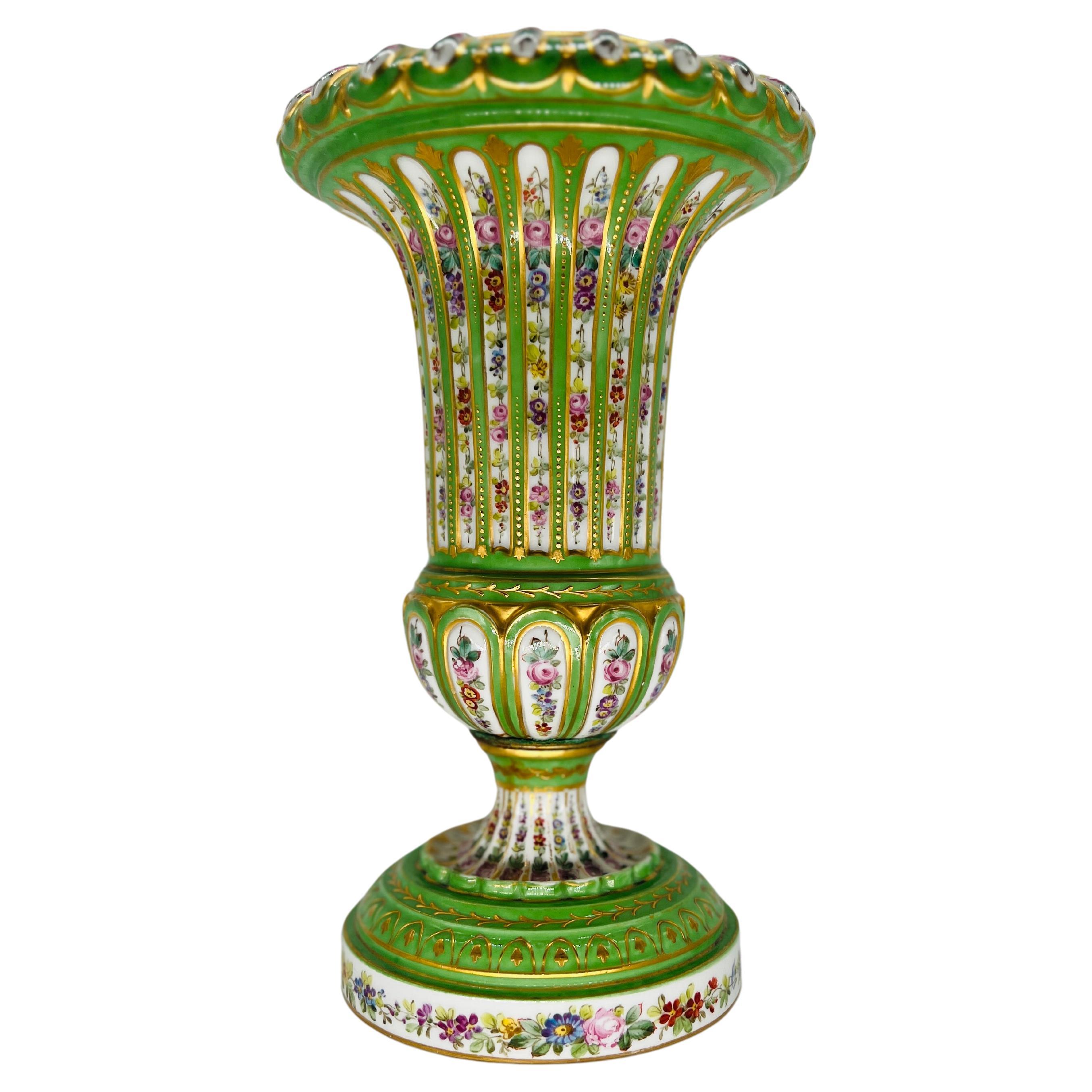 Vase ancien en porcelaine de Sèvres décorée d'émaux floraux C.I.C. 1770 en vente