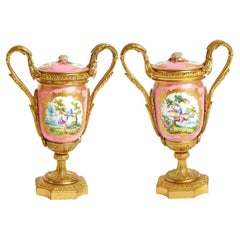 Antique French Sèvres Vasi a due manici in porcellana dorata e bronzo