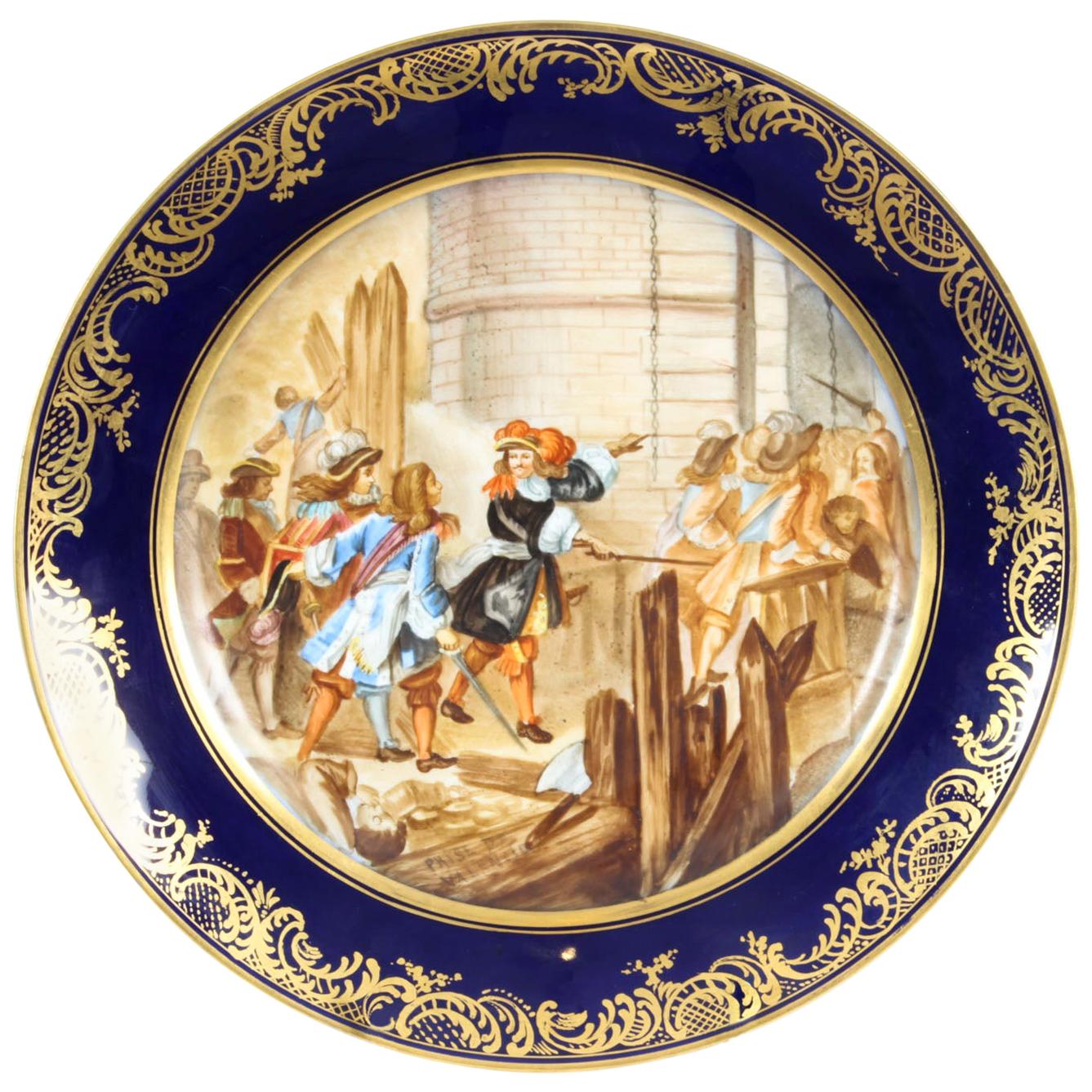 Ancienne assiette en porcelaine de Sèvres dorée "Prise de Valence", 19ème siècle