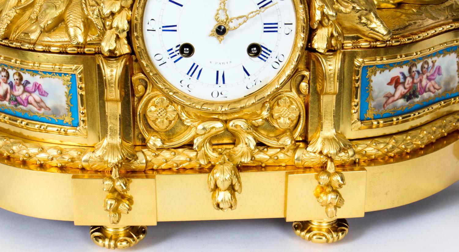 Antike französische Sevres-Porzellan-Goldbronze-Uhr von Raingo Freres, 19. Jahrhundert (Mittleres 19. Jahrhundert) im Angebot