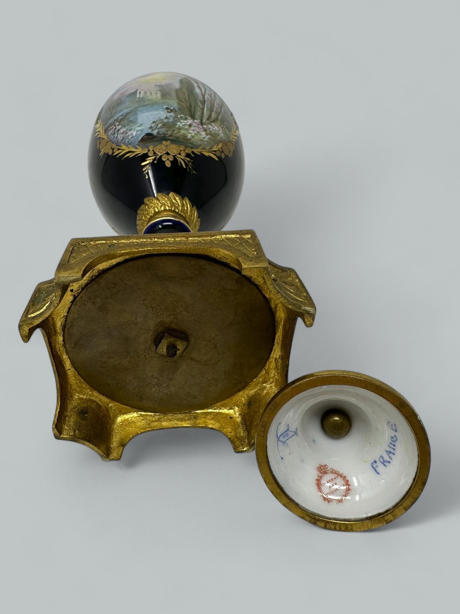 Antique French Sèvres Style Porcelain Ormolu Gilt Bronze Dore Vase Centerpiece en venta 4