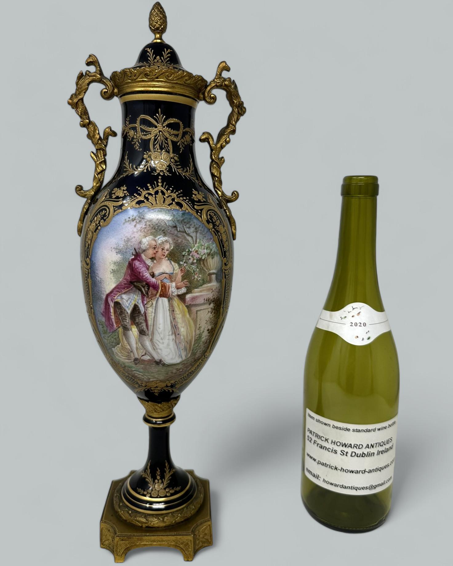 Antique French Sèvres Style Porcelain Ormolu Gilt Bronze Dore Vase Centerpiece en venta 5