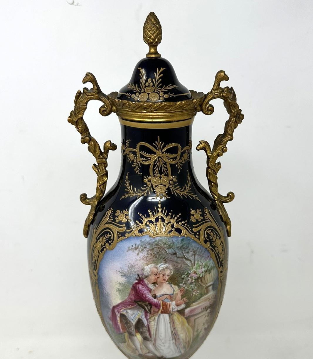 Antique French Sèvres Style Porcelain Ormolu Gilt Bronze Dore Vase Centerpiece en venta 6