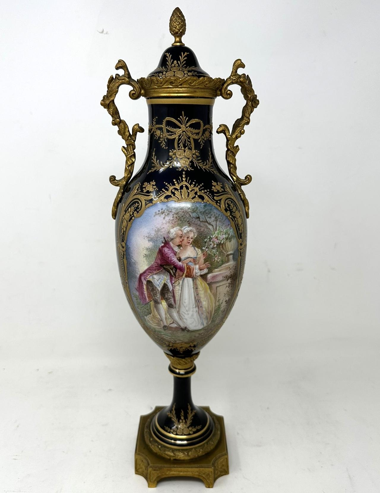 Antique French Sèvres Style Porcelain Ormolu Gilt Bronze Dore Vase Centerpiece Victoriano tardío en venta