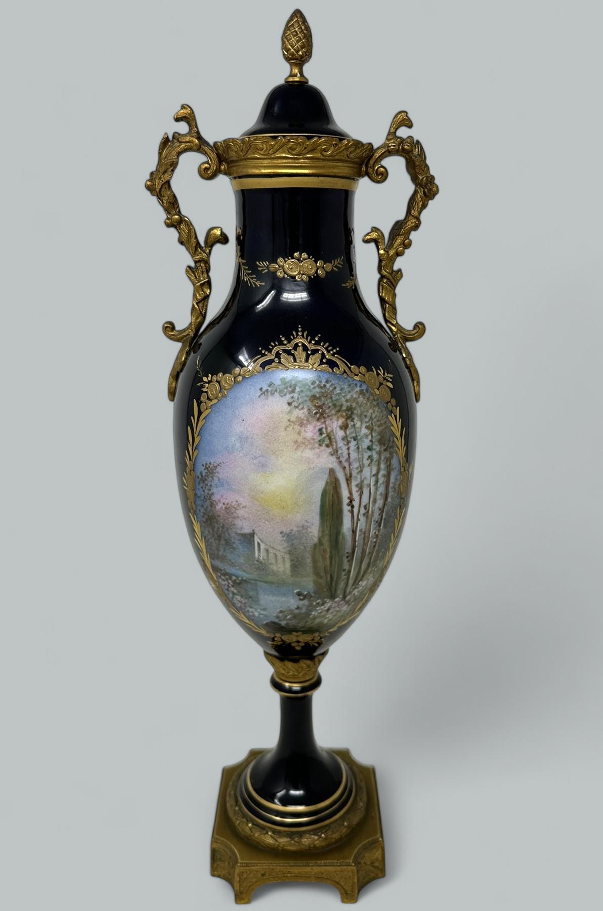 Antique French Sèvres Style Porcelain Ormolu Gilt Bronze Dore Vase Centerpiece Francés en venta