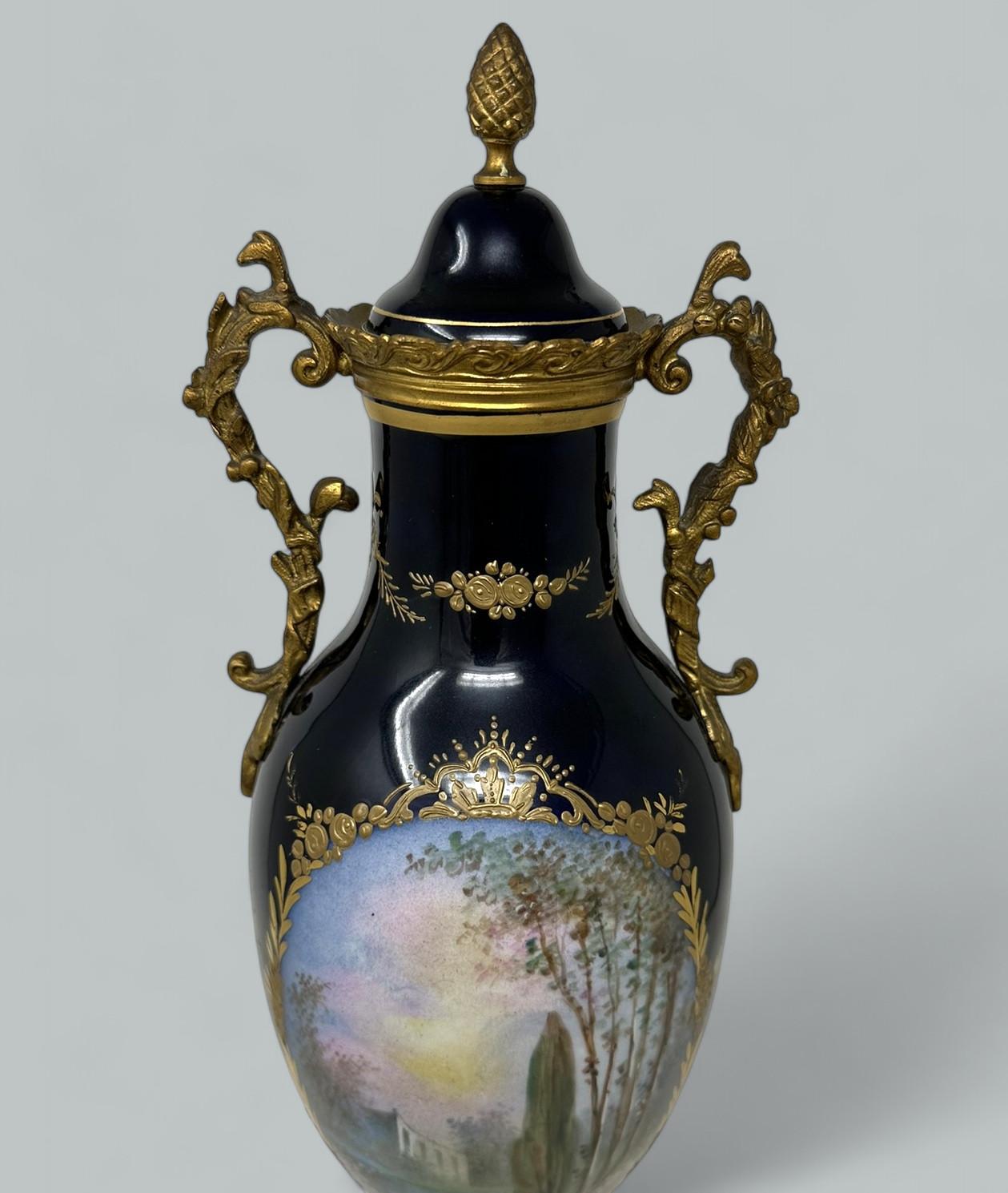 Antique French Sèvres Style Porcelain Ormolu Gilt Bronze Dore Vase Centerpiece siglo XIX en venta
