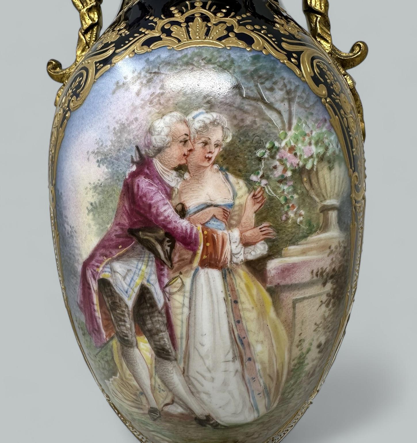 Antique French Sèvres Style Porcelain Ormolu Gilt Bronze Dore Vase Centerpiece Cerámico en venta