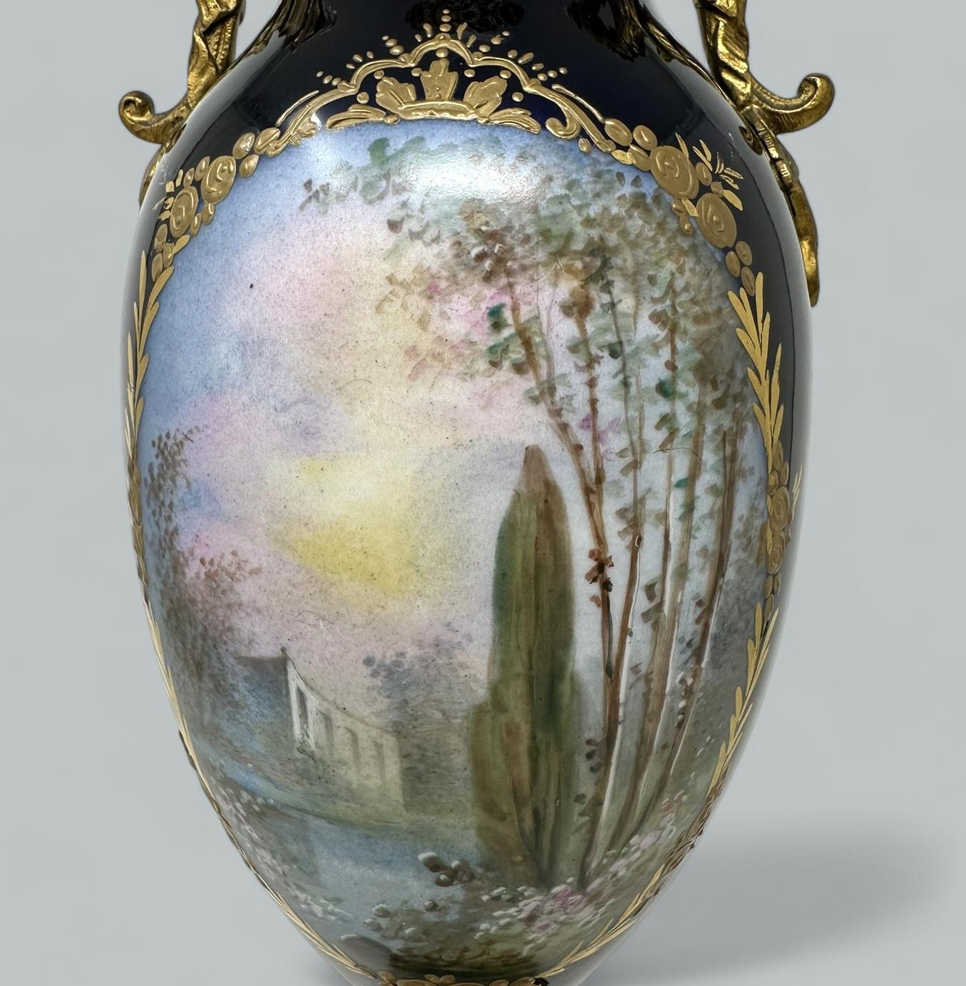 Antique French Sèvres Style Porcelain Ormolu Gilt Bronze Dore Vase Centerpiece en venta 1