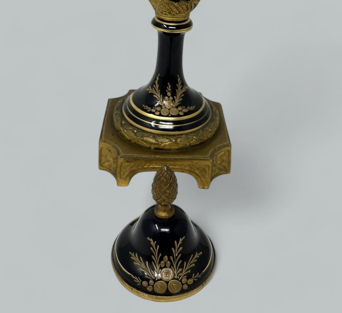 Antique French Sèvres Style Porcelain Ormolu Gilt Bronze Dore Vase Centerpiece en venta 2