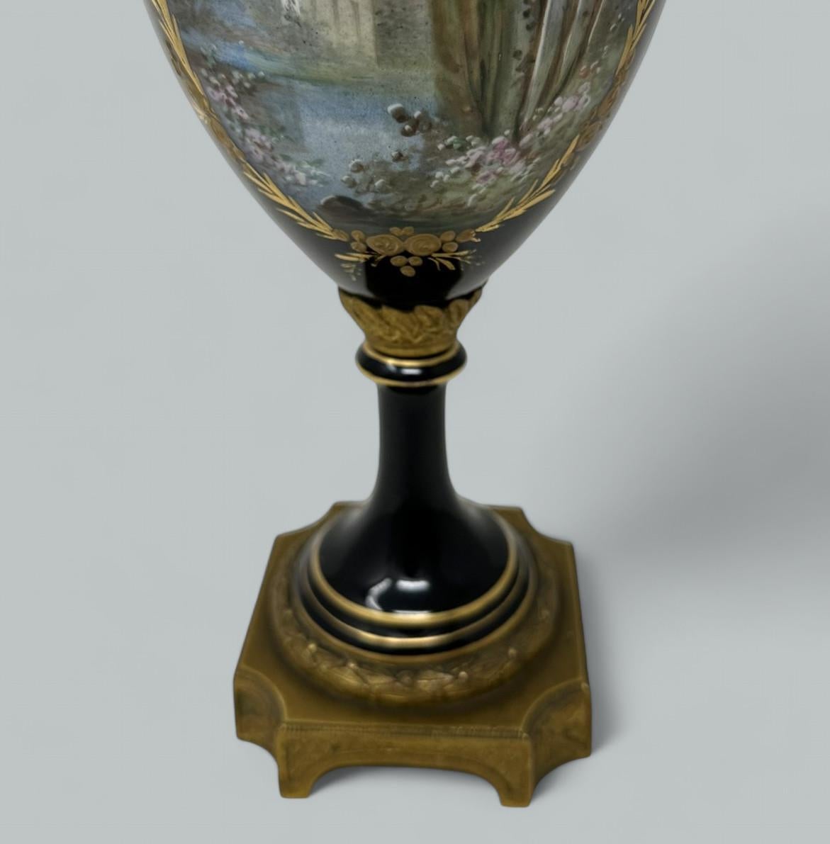 Antique French Sèvres Style Porcelain Ormolu Gilt Bronze Dore Vase Centerpiece en venta 3