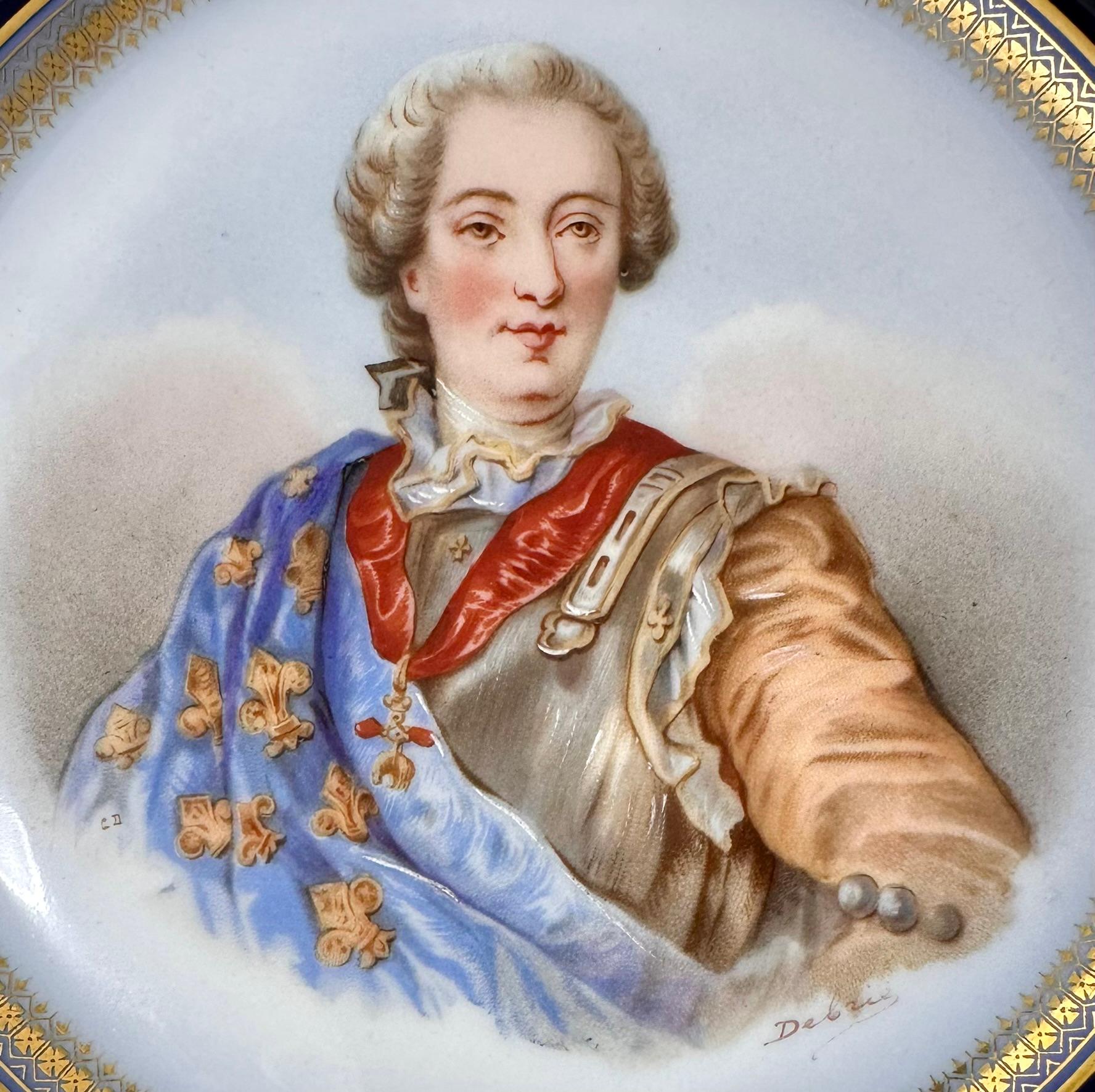 Ancienne assiette en porcelaine de Sèvres Château de Saint-Cloud représentant le roi Louis XV, signée DeBrie, circa 1846.
Assiette immaculée en bleu cobalt et crème avec des détails en feuilles d'or peints à la main.
Nous proposons également la