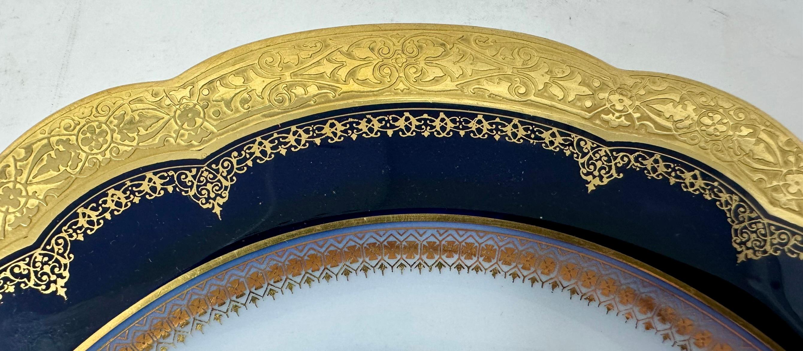 Français Ancienne assiette en porcelaine de Sèvres représentant le roi Louis XV, circa 1846. en vente