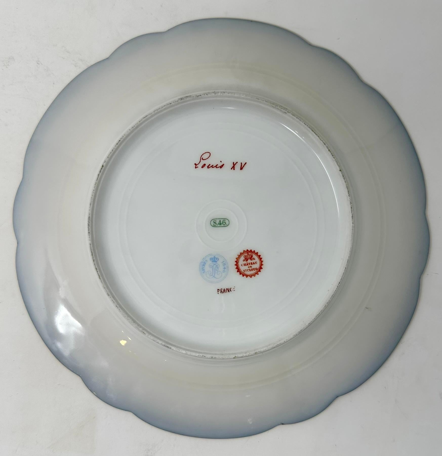 Ancienne assiette en porcelaine de Sèvres représentant le roi Louis XV, circa 1846. Bon état - En vente à New Orleans, LA