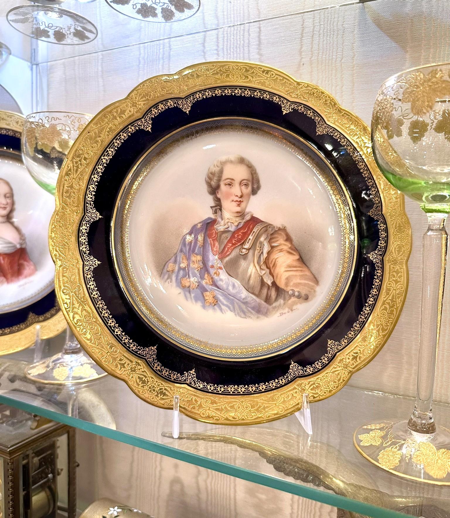 Porcelaine Ancienne assiette en porcelaine de Sèvres représentant le roi Louis XV, circa 1846. en vente