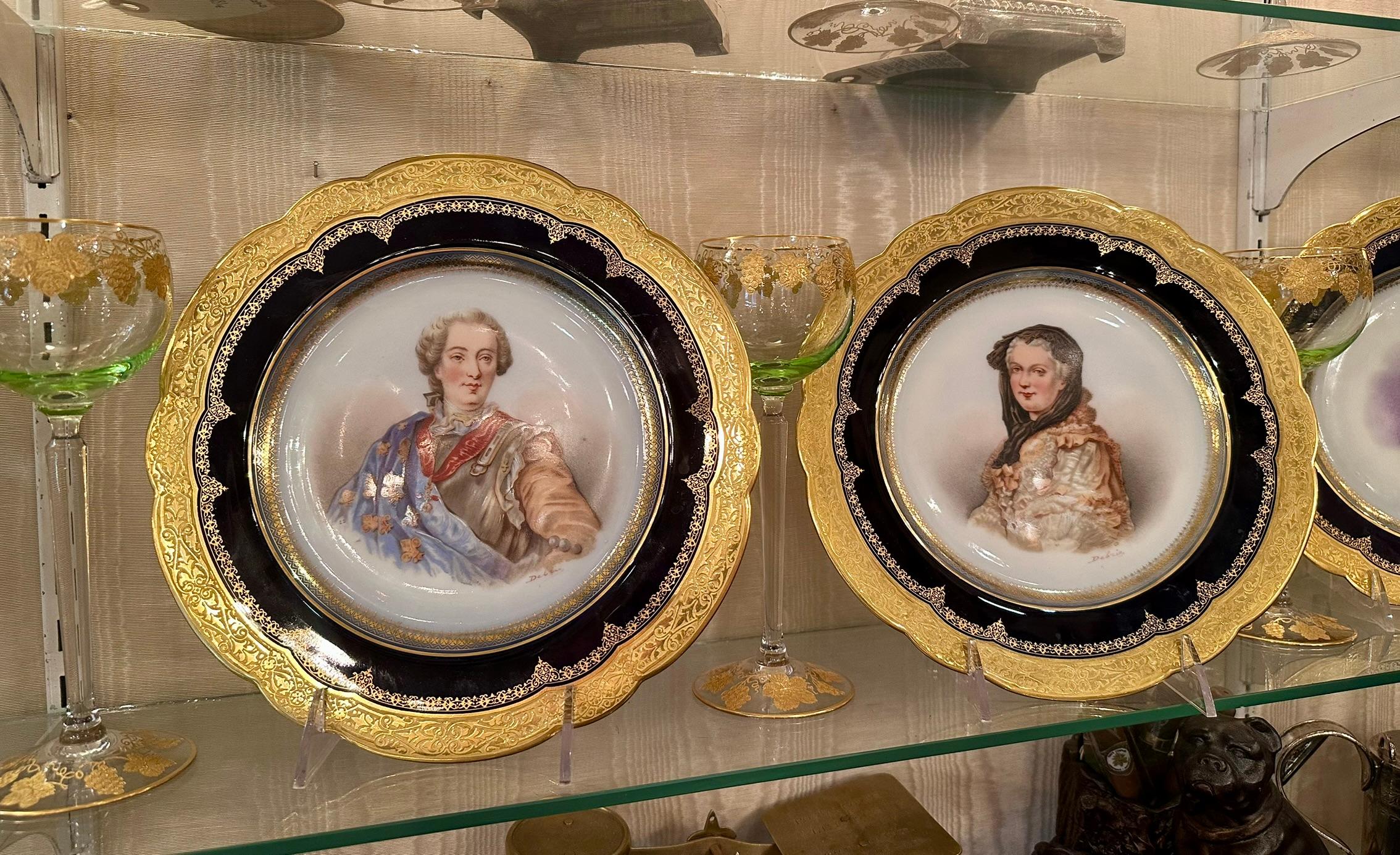 Ancienne assiette en porcelaine de Sèvres représentant le roi Louis XV, circa 1846. en vente 1