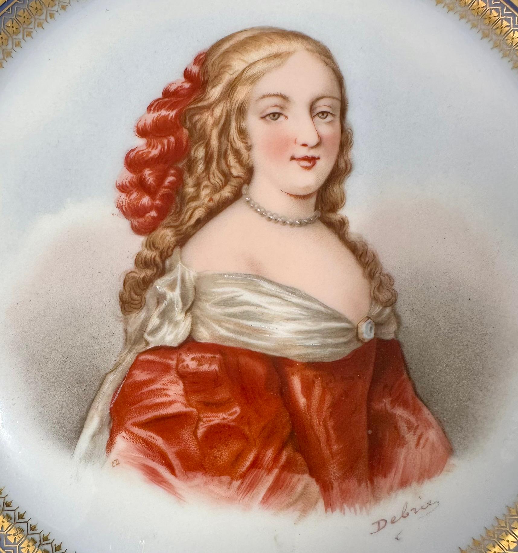 Antique French Sèvres Château de Saint-Cloud Porcelain Piatto Ritratto di Madame de Montespan. Firmato DeBrie, circa 1846.
Piatto immacolato in blu cobalto e crema con dettagli in foglia d'oro dipinti a mano.
Nota per essere molto bella,