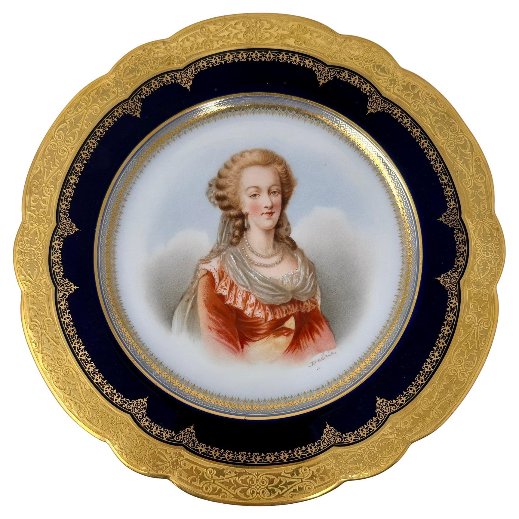 Ancienne assiette en porcelaine de Sèvres représentant Marie Antoinette, Circa 1846.