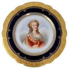 Ancienne assiette en porcelaine de Sèvres représentant Marie Antoinette, Circa 1846.