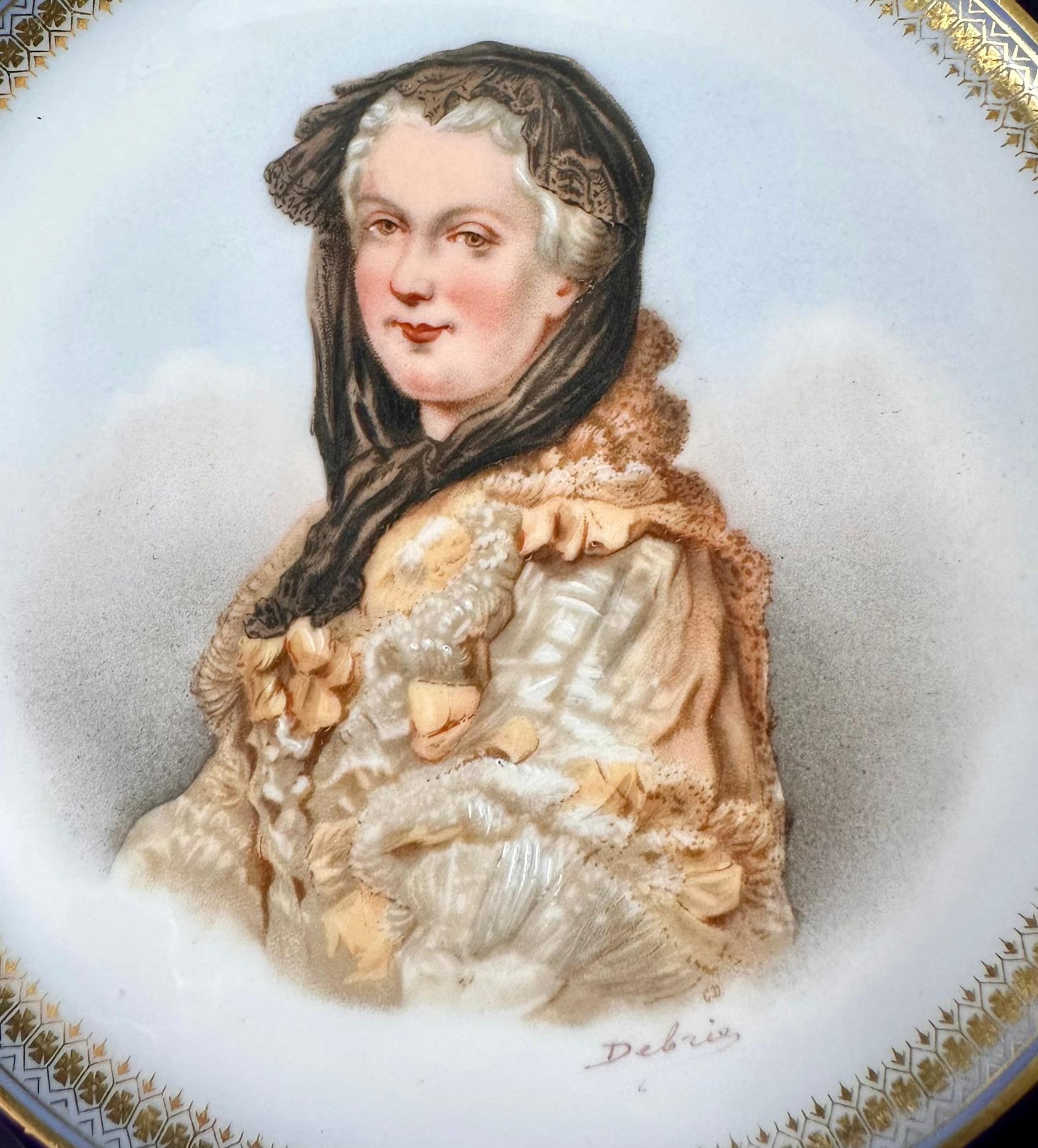 Antique French Sevres Château de Saint-Cloud Porcelain Portrait Plate of Queen Marie Leszczyńska, Firmado DeBrie, Circa 1846.
Plato prístino en azul cobalto y crema con intrincados detalles pintados a mano en pan de oro.
También tenemos la placa