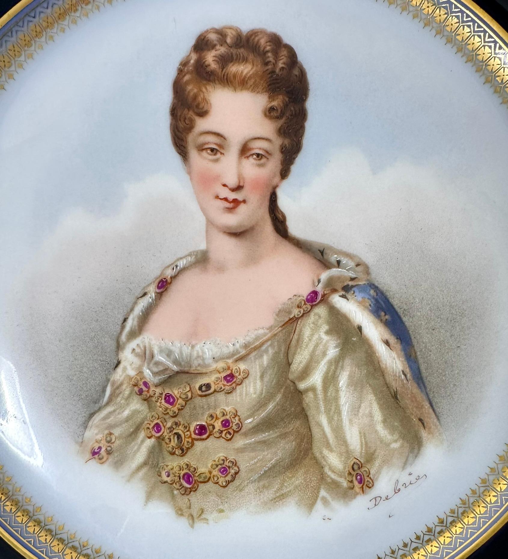 Antique French Sèvres Château de Saint Cloud Porcelain Piatto Ritratto di Marie Adélaïde, Duchessa di Borgogna.  Firmato DeBrie, circa 1846.
Piatto immacolato in blu cobalto e crema con dettagli in foglia d'oro dipinti a mano.
Abbiamo anche il