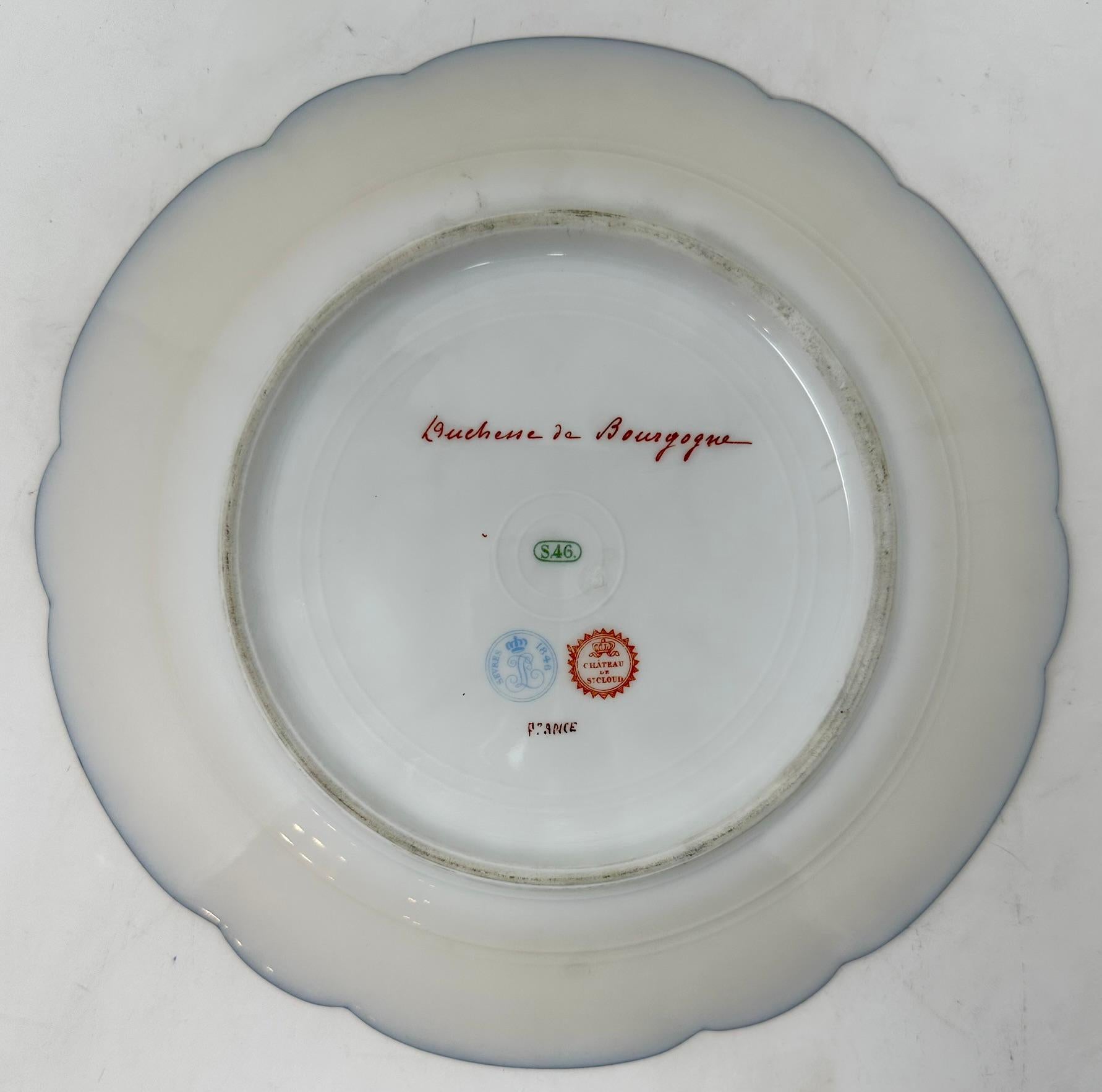 Antique French Sèvres Porcelain Portrait Plate of the Duchess of Burgundy C 1846 In condizioni buone in vendita a New Orleans, LA