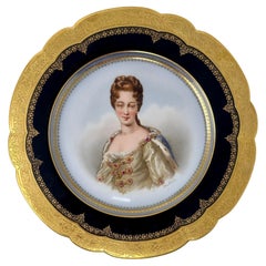 Ancienne assiette en porcelaine de Sèvres représentant la duchesse de Bourgogne C.I.C. 1846