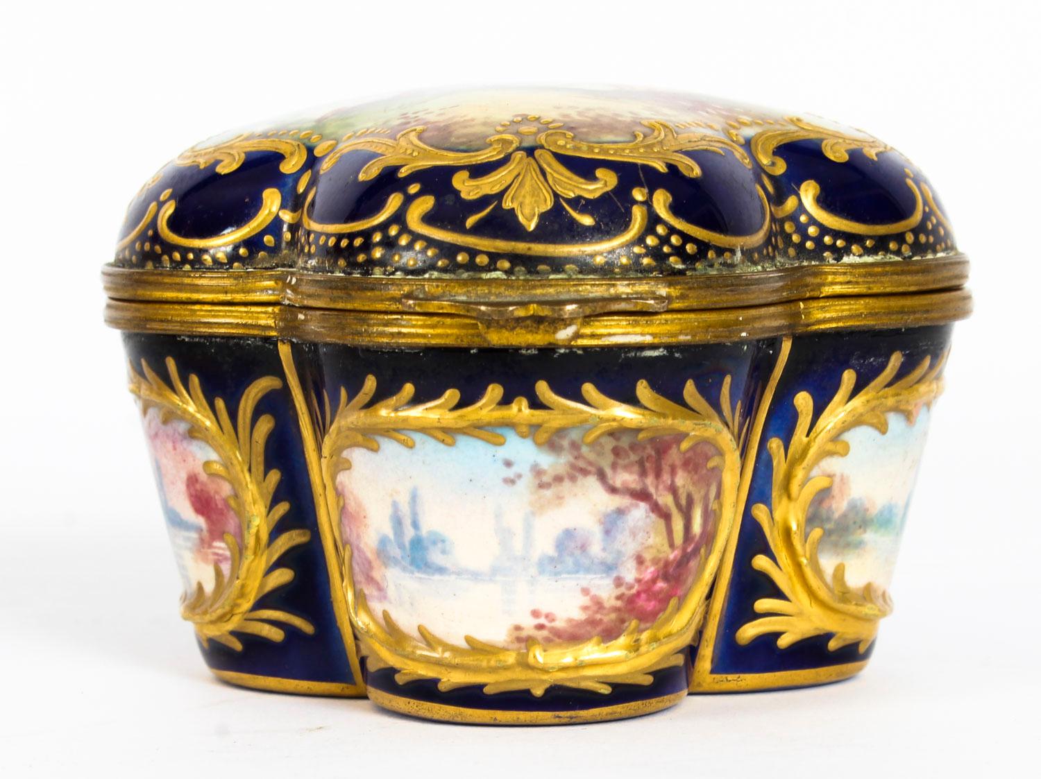 Antique French Sèvres Porcelain Quatrefoil Casket, 19th Century 10