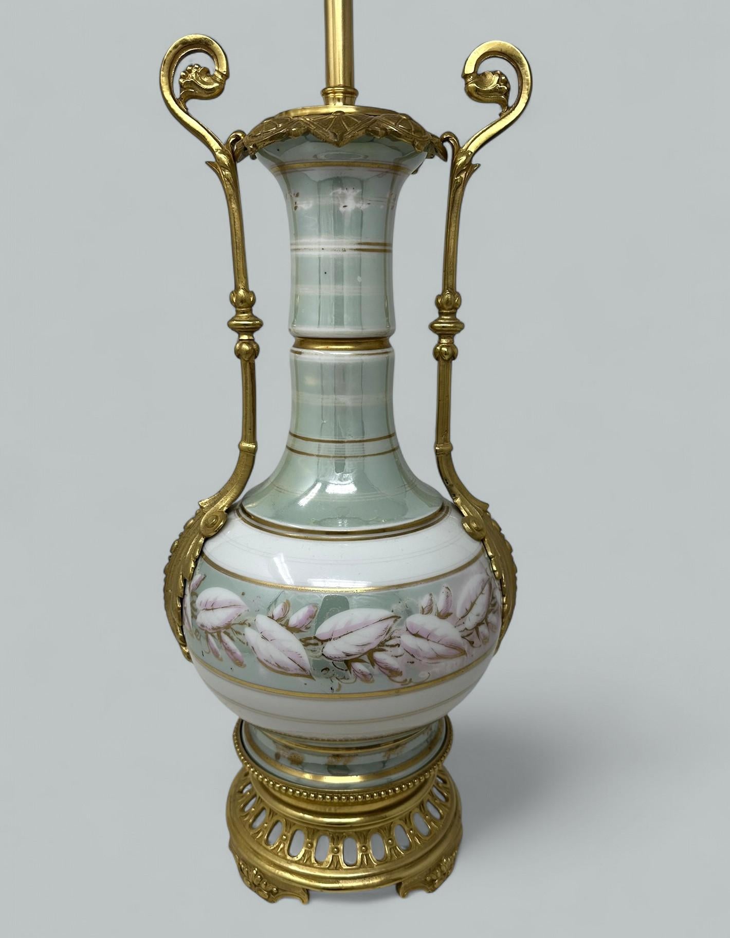 Antique French Sèvres Porcelain Still Life Ormolu Celadon Table Lamp Bronce Victoriano tardío en venta