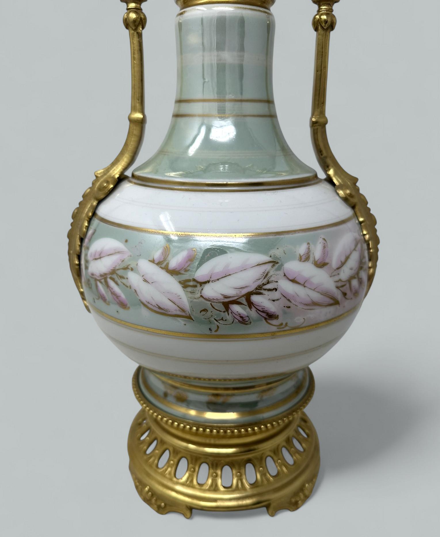 Antique French Sèvres Porcelain Still Life Ormolu Celadon Table Lamp Bronce Francés en venta