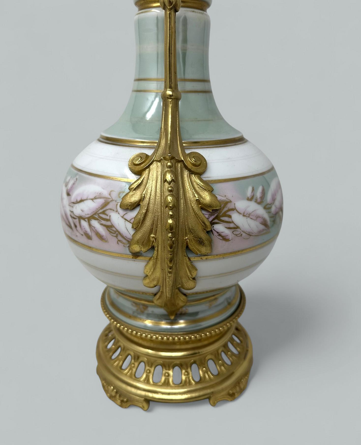 Antique French Sèvres Porcelain Still Life Ormolu Celadon Table Lamp Bronce en Bueno estado para la venta en Dublin, Ireland