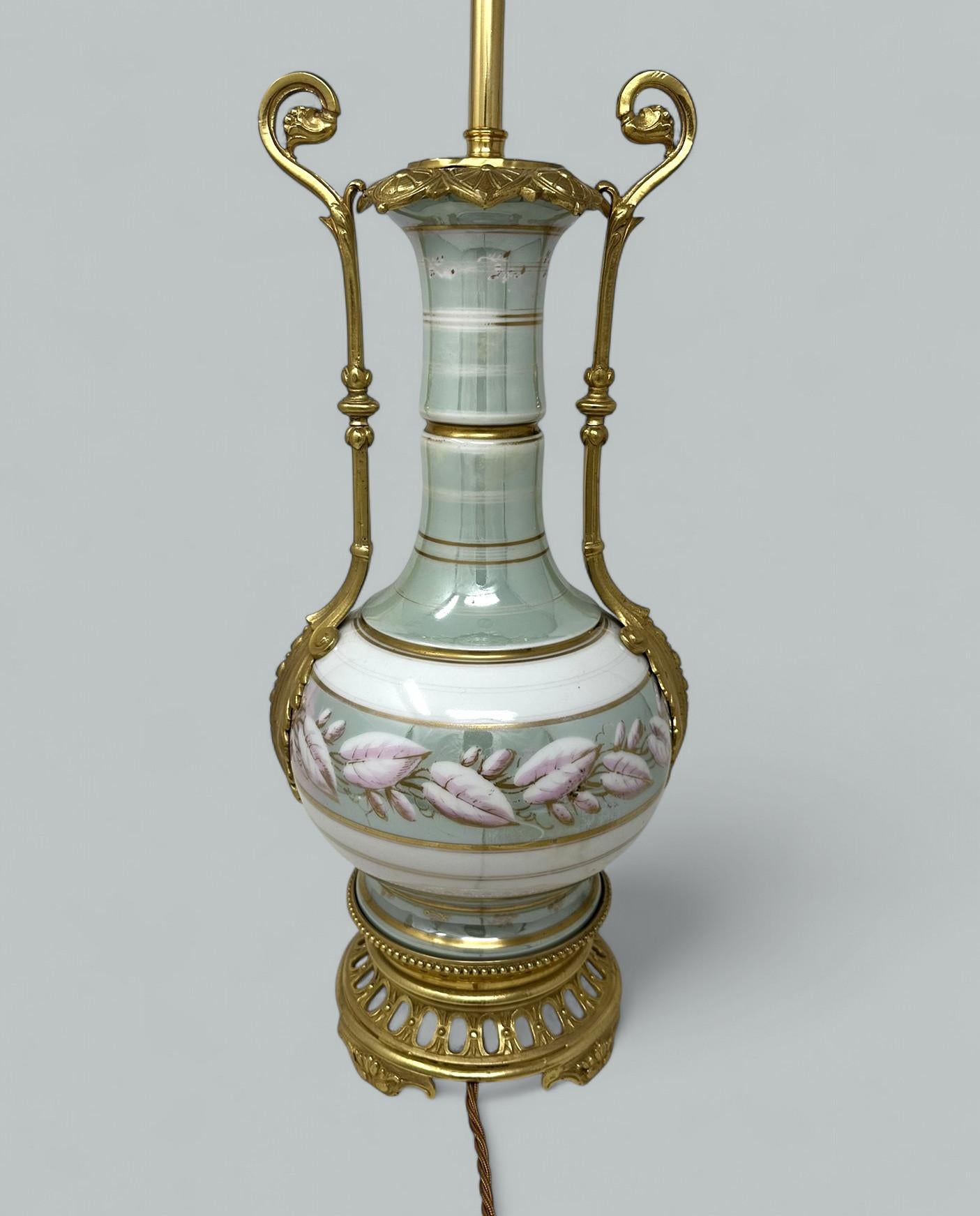 Antique French Sèvres Porcelain Still Life Ormolu Celadon Table Lamp Bronce Cerámico en venta