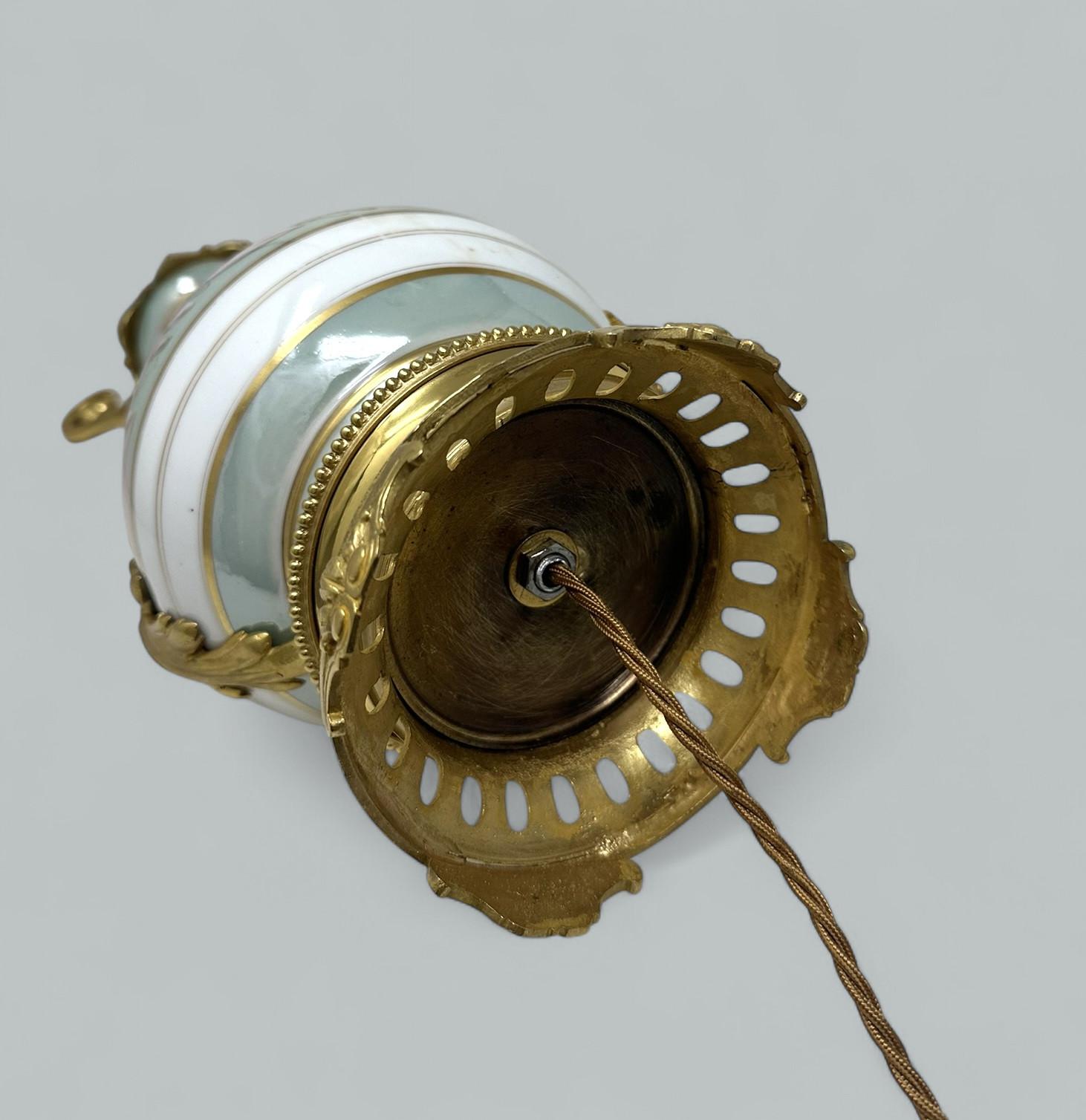 Antique French Sèvres Porcelain Still Life Ormolu Celadon Table Lamp Bronce en venta 1