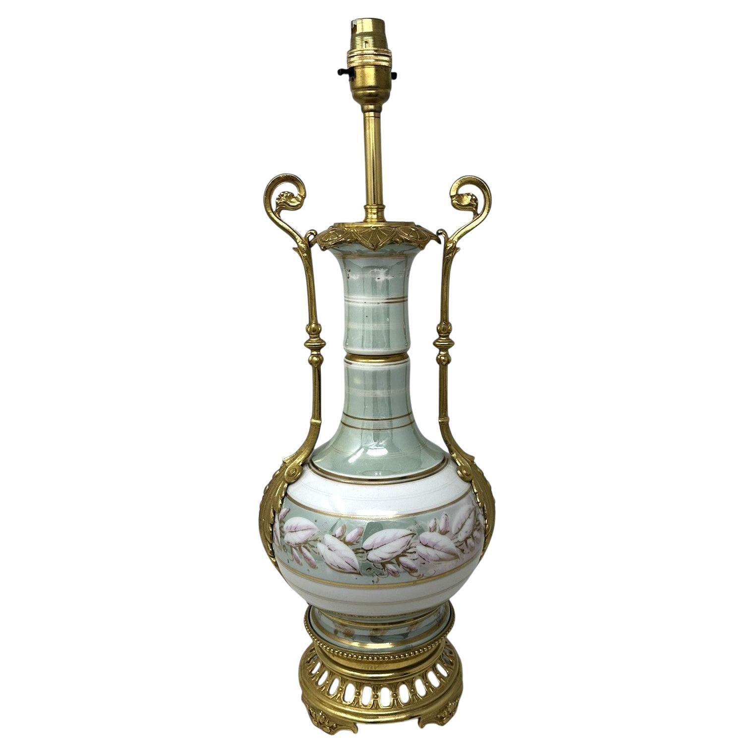 Antique French Sèvres Porcelaine Nature morte Ormolu Celadon Lampe de table Bronze