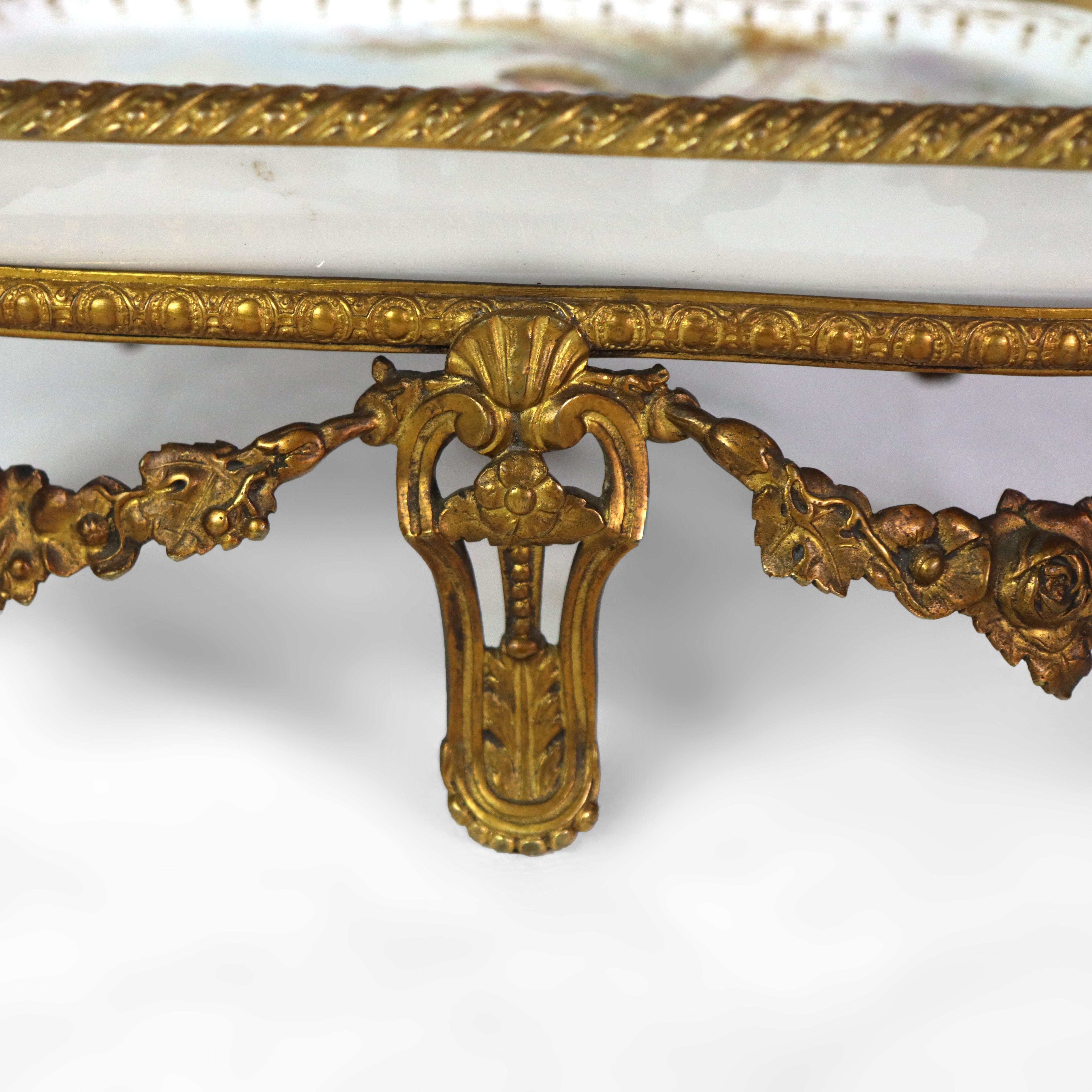 Antique French Sèvres Porzellantablett mit Bronzerahmen signiert C1890 (19. Jahrhundert) im Angebot