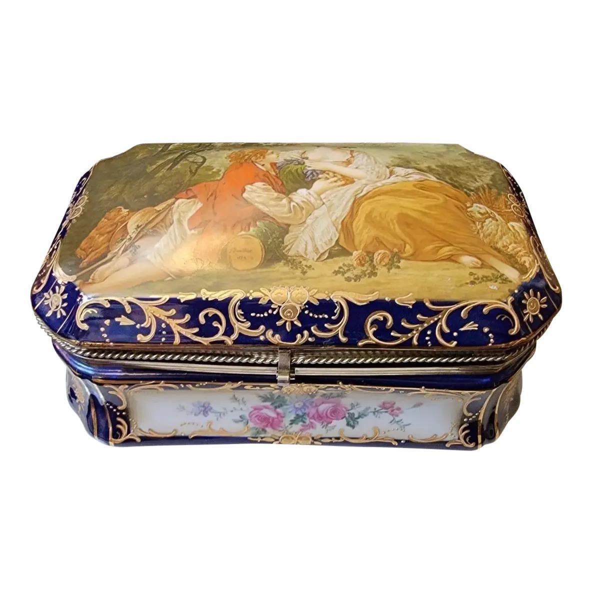 Boîte ancienne en porcelaine peinte et laiton doré de style Sèvres

Boîte à bijoux ancienne fabriquée dans le style de Sèvres, France, vers les années 1870. Cercueil bombe en porcelaine avec bordure bleu cobalt et dorée. Habillé d'une charnière en