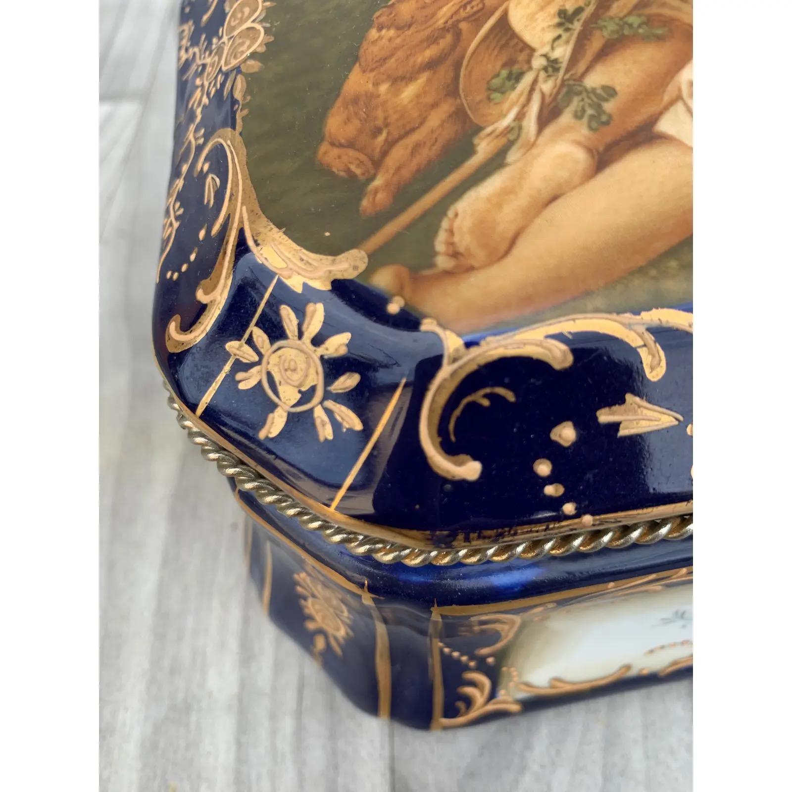 Victorien Boîte ancienne en porcelaine peinte et laiton doré de style Sèvres en vente