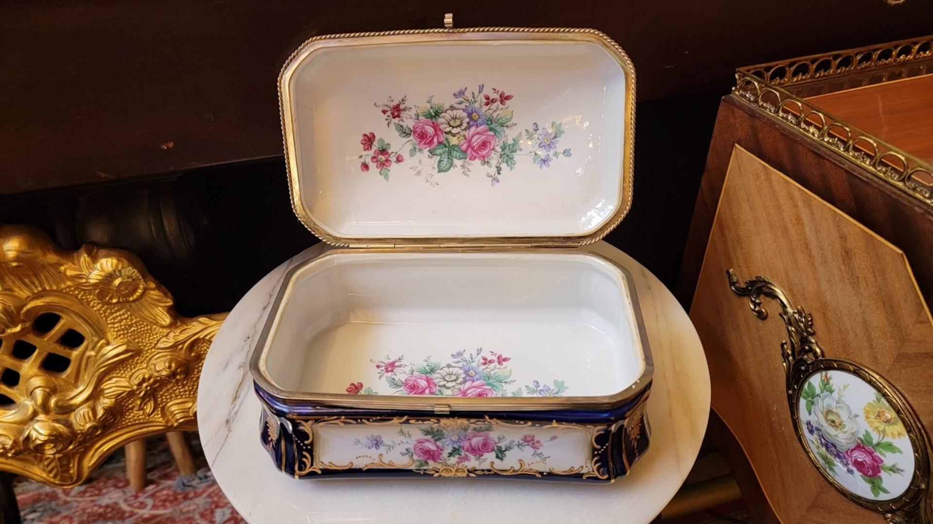 Stile provenzale Antique French Sèvres, scatola in porcellana dipinta e ottone dorato in vendita