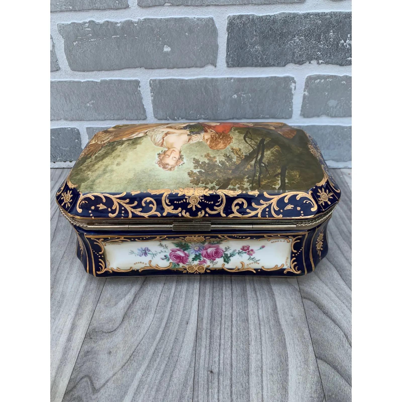Inconnu Boîte ancienne en porcelaine peinte et laiton doré de style Sèvres en vente