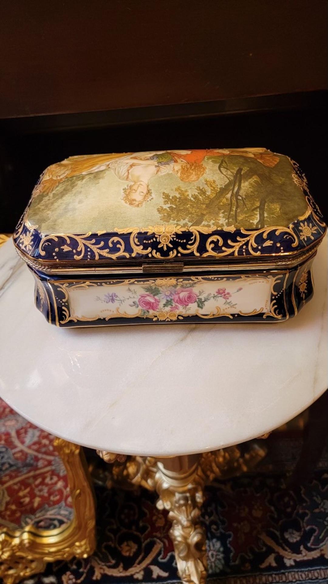 Francese Antique French Sèvres, scatola in porcellana dipinta e ottone dorato in vendita