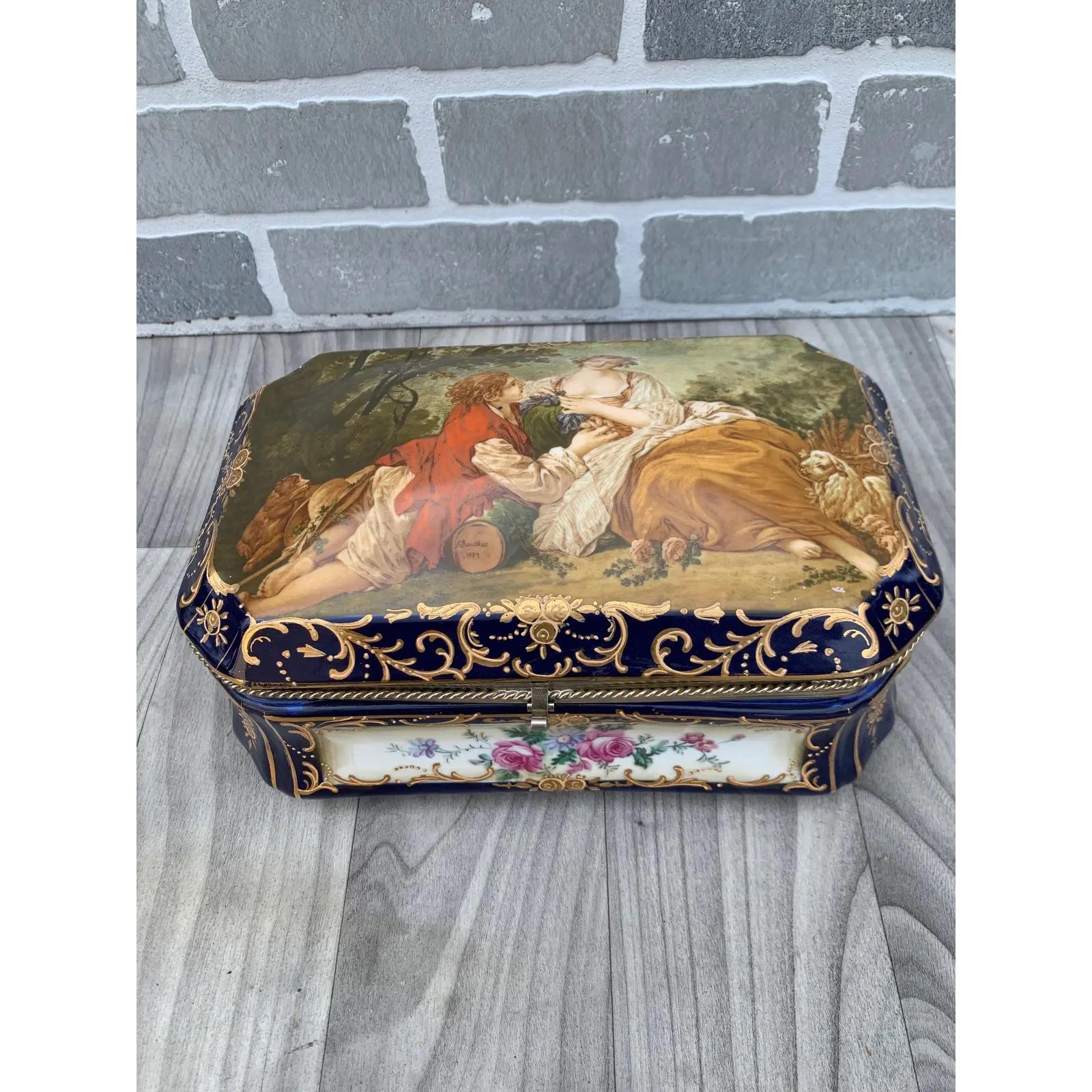 Doré Boîte ancienne en porcelaine peinte et laiton doré de style Sèvres en vente