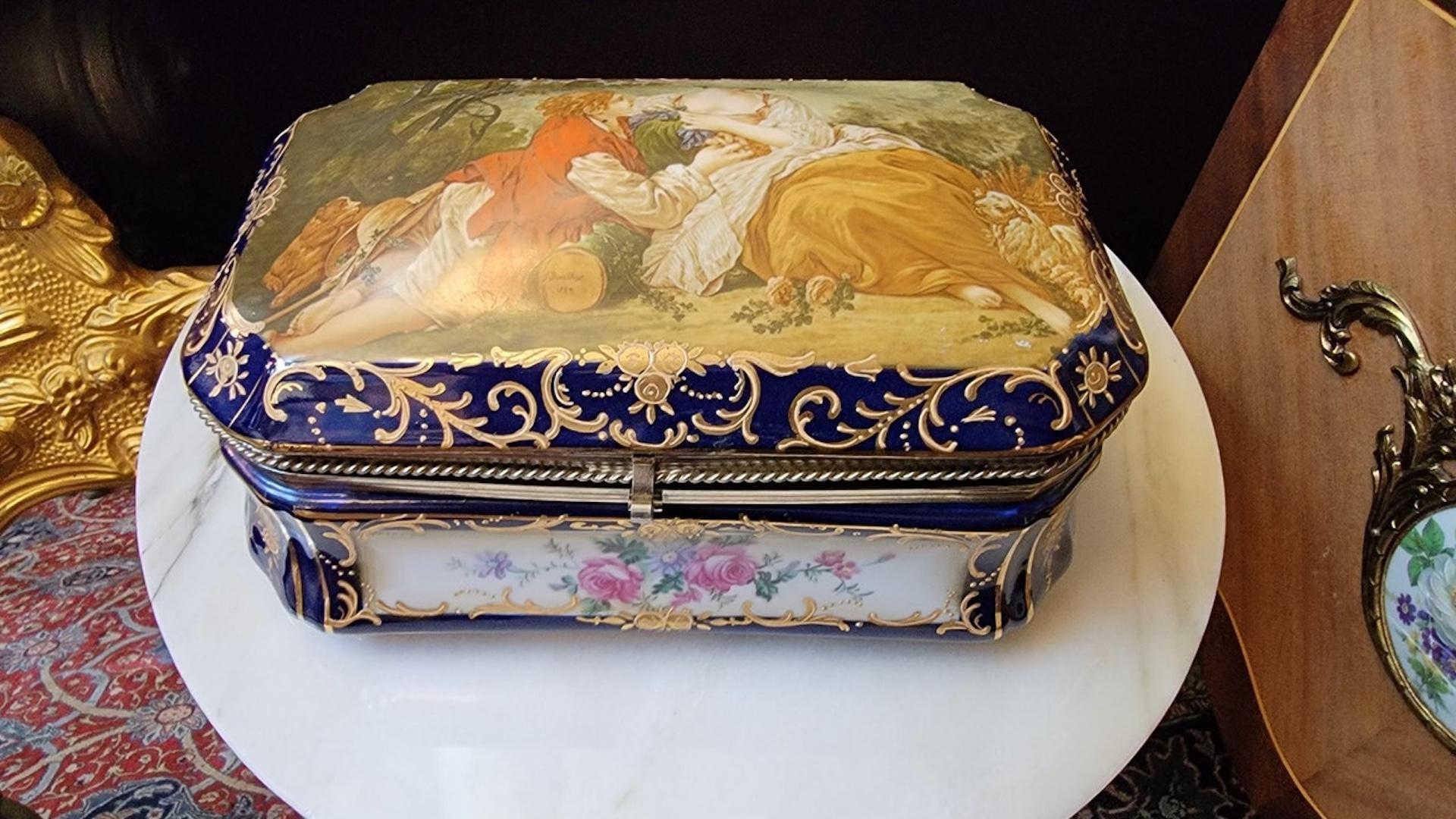 Antique French Sèvres, scatola in porcellana dipinta e ottone dorato In condizioni buone in vendita a Chicago, IL
